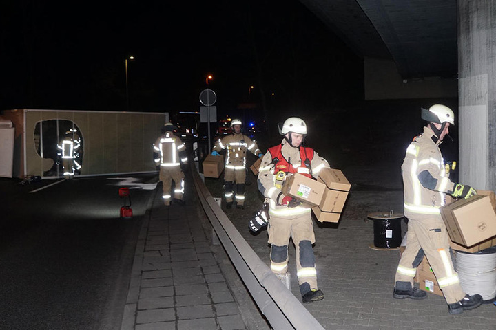 Die Feuerwehr sichert die Ladung des LKW.