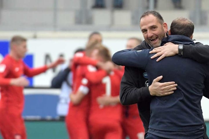 Trainer Frank Schmidt von Heidenheim jubelt nach dem 1:0 seiner Mannschaft.