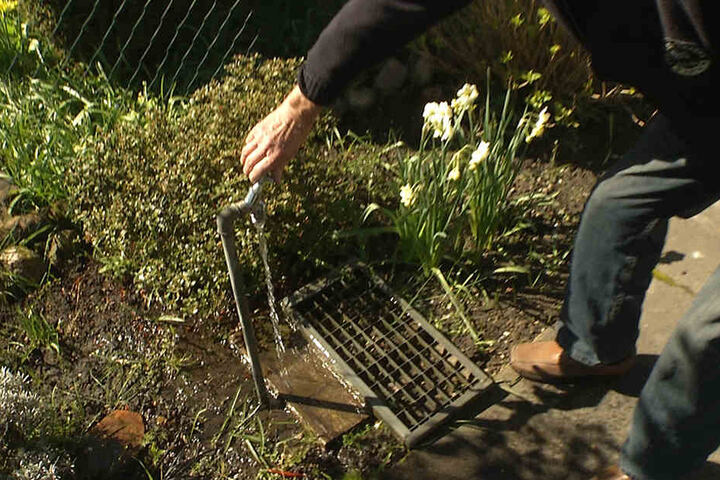 Diesen Hahn hatten die Einbrecher aufgedreht, um den Garten zu fluten. Da Klaus Kurz nicht versichert ist, wird er auf den Kosten sitzen bleiben.