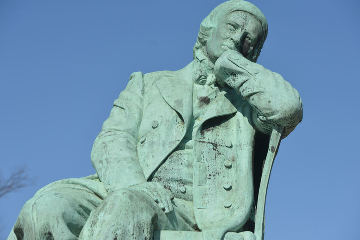 Das Robert-Schumann-Denkmal in Zwickau. Der 1856 gestorbene Komponist ist einer der bedeutendsten Söhne der Stadt.