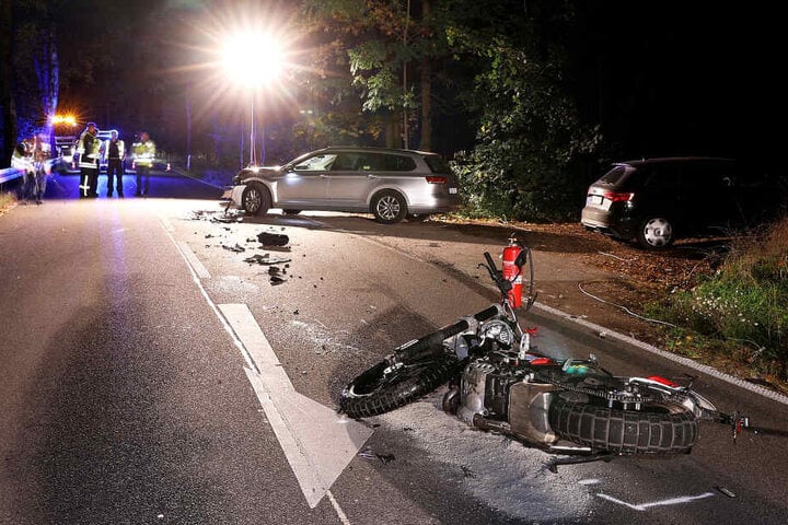 In diesen silbernen VW krachte der Motorradfahrer.