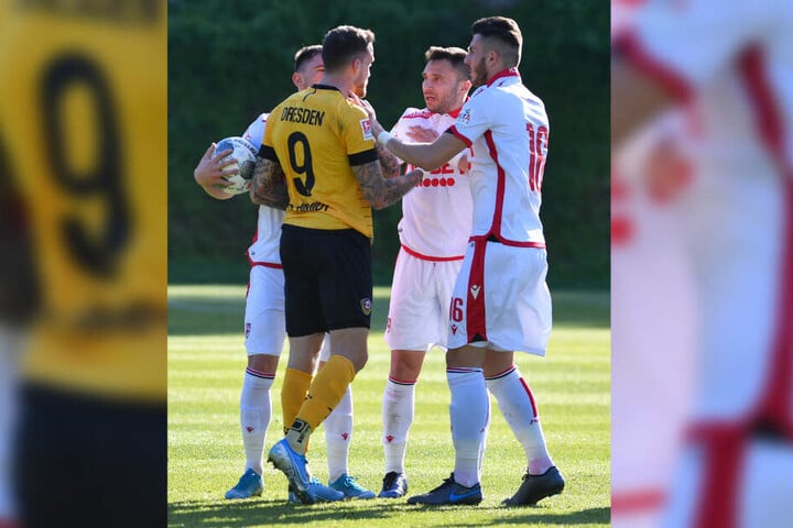 Wenn es sein muss, legt sich Patrick Schmidt auch mit drei Gegnern an, so wie hier beim Testspiel gegen Bukarest.
