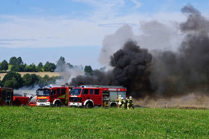 Eine riesige dunkle Rauchwolke stieg in den Himmel.