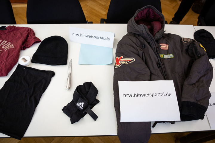 Einer hatte sogar ein Messer dabei.