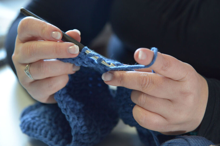 Selbstgemachte Mode liegt im Trend. Wer die Technik einmal beherrscht, kann jedes Kleidungsstück in beliebiger Größe häkeln.