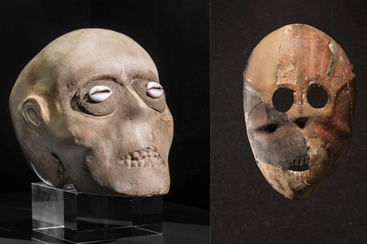 Links im Bild: Replik eines Schädels – Mit Gips überzogene Schädel wurden in Bestattungen unter den Fußböden der Gebäude in Jericho gefunden. Rechts im Bild: Replik einer steinernen Maske.
