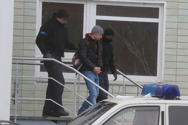Die Polizei führt einen Gesuchten in der Strehlener Straße ab.