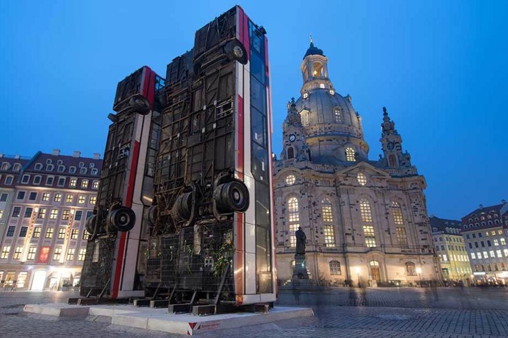Zuvor hatten die Busse in Dresden vor der Frauenkirche für jede Menge Diskussionen gesorgt.