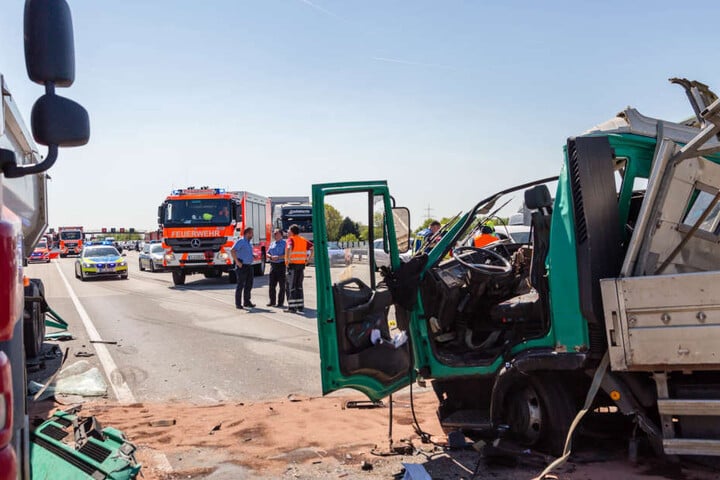 Der Fahrer des Lastwagens und eine weitere beteiligte Person wurden in ein Krankenhaus gebracht.