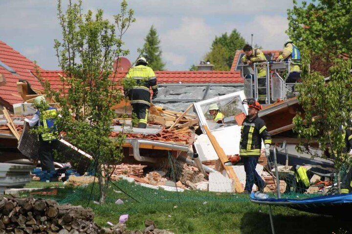 Von dem Haus sind nur noch Trümmer übrig.