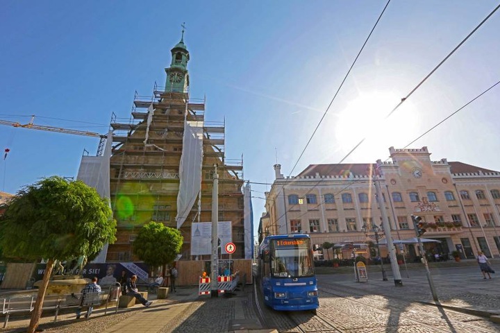 Das Zwickauer Gewandhaus (links): Die Sanierung des 500 Jahre alten Gebäudes dauert länger und wird teurer.