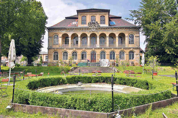 Im Stress mit den Eigentümern - und nun soll auch noch die Gastronomie im Haus schließen: Schloss Übigau in Dresden ist ein Sorgenkind der Denkmalschützer.
