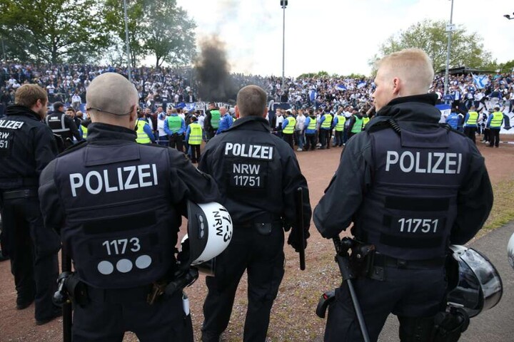 Einer der Polizisten soll dabei auf einen 15-Jährigen eingeschlagen haben.