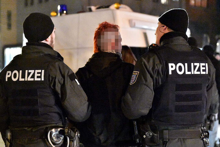 Nach der Demo wurde ein Haftbefehl gegen einen Teilnehmer der Gegendemonstration erlassen.