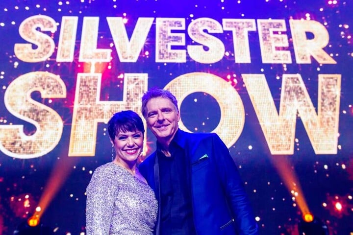 Francine Jordi und Jörg Pilawa stehen nach der Aufzeichnung der "Silvestershow" auf der Bühne.
