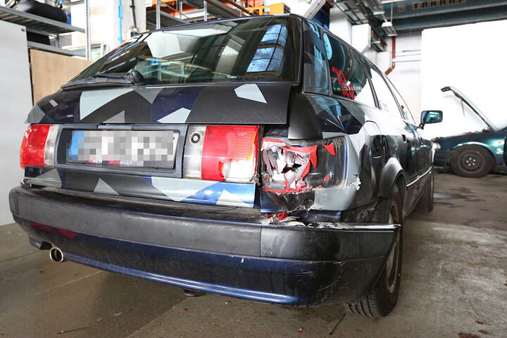 Philipps Auto ist nach dem Hallen-Crash zu nichts mehr zu gebrauchen.