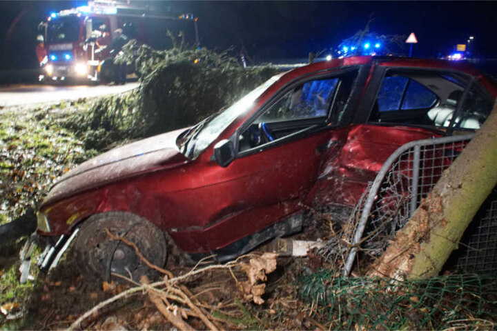 Die Fahrerseite ist nach dem Crash völlig demoliert.