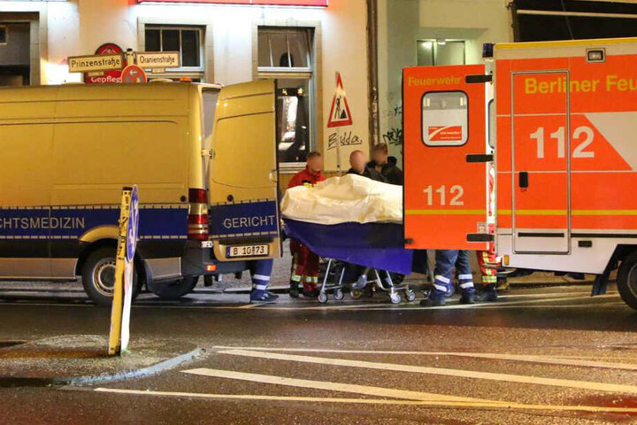 Der verstorbene Mann wird zur Ermittlung der Todesursache in die Gerichtsmedizin gebracht.