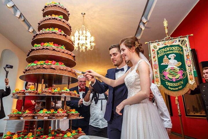 Die neunstöckige Hochzeitstorte bekam das Brautpaar von der Dresdner Konditoren-Innung. Serviert wurde jedes Stück auf edlem Meißner Porzellan.