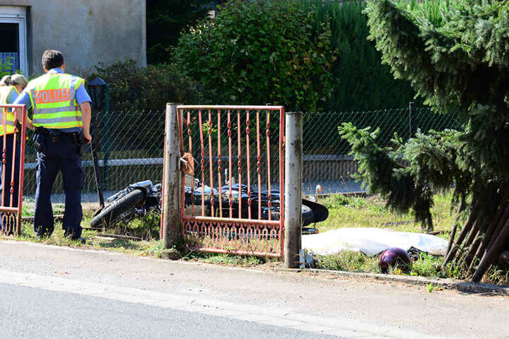 Der 78-Jährige raste mit seinem Motorrad durch einen Zaun und landete auf einer Wiese.