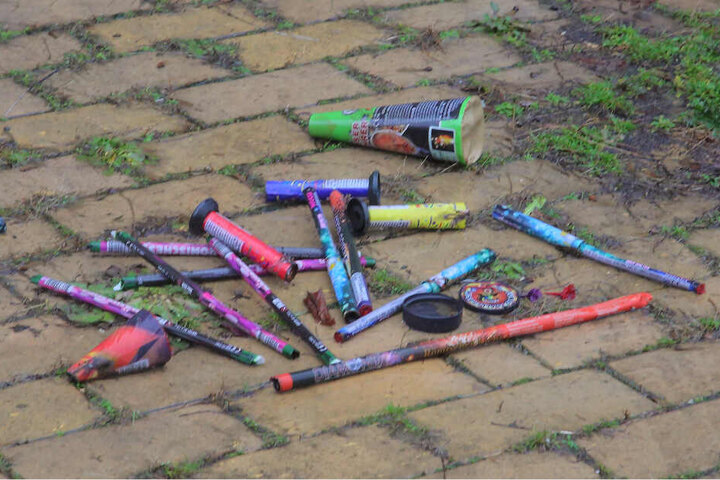 Eine bunte Mischung verschiedenster Knallkörper säumt den Boden.