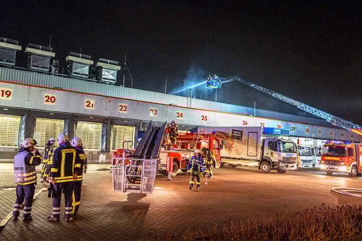 Die Feuerwehr rückte an, um die Flammen unter Kontrolle zu bringen.