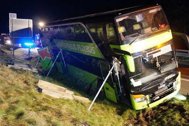 In dem Bus waren 64 Reisende unterwegs, die meisten kamen mit einem Schreck davon.