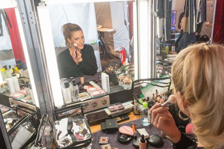Backstage in der Maske: Stefanie macht sie schick für ihren Auftritt.
