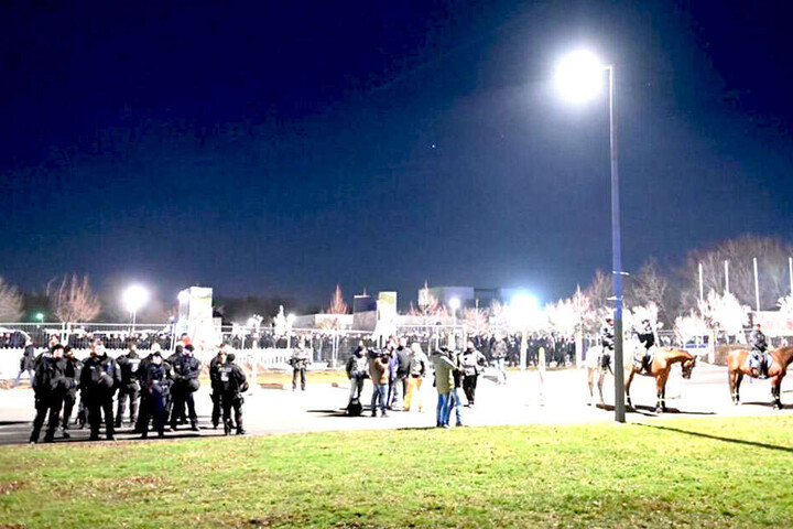 Viele Polizisten sichern das Gebiet rund um den Skatepark Lingnerallee.