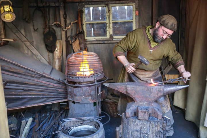 Schmiede und Metallgestaltung: Thorsten Prang auf dem Mittelalter-Weihnachtsmarkt im Stallhof Dresden.