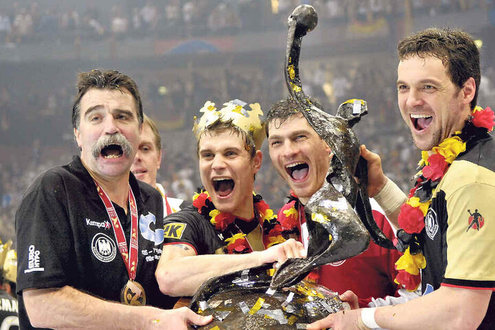 Jubel bei der Heim-Weltmeisterschaft 2007: Trainer Heiner Brand, Michael Kraus, Torwart Henning Fritz und Markus Baur (v.l.) zeigen stolz die WM-Trophäe.