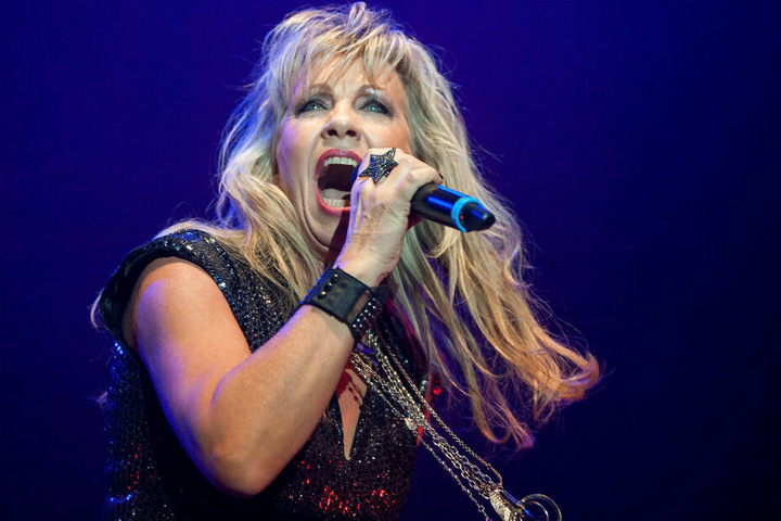 Rocklady Petra Zieger (60) ist seit Jahren der Hope-Gala treu, jobbte auch schon als Losverkäuferin.