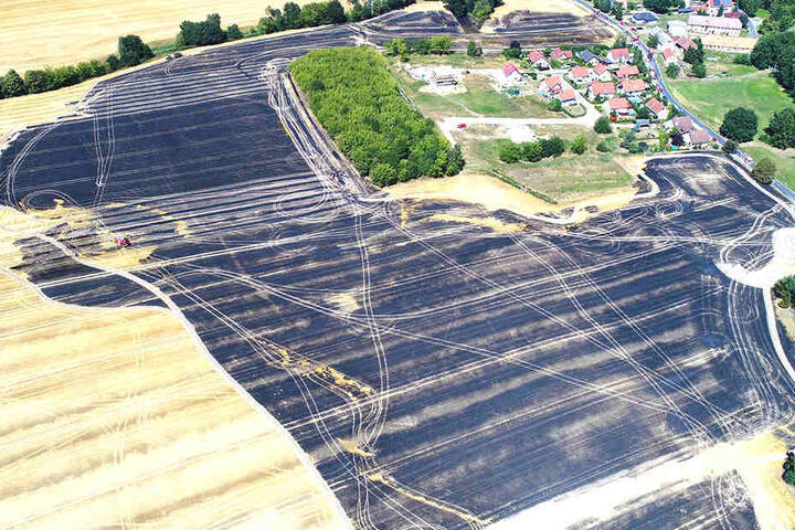 Die zerstörte landwirtschaftliche Nutzfläche aus der Luft gesehen.