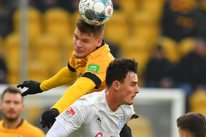 Erst 18 Jahre, aber Kevin Ehlers, hier Kopfballsieger gegen den Kieler Luca Serra, hat mit guten Leistungen auf sich aufmerksam gemacht.