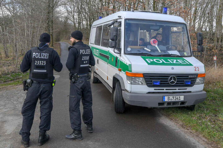 Polizisten während der Suche nach Rebecca in Brandenburg.