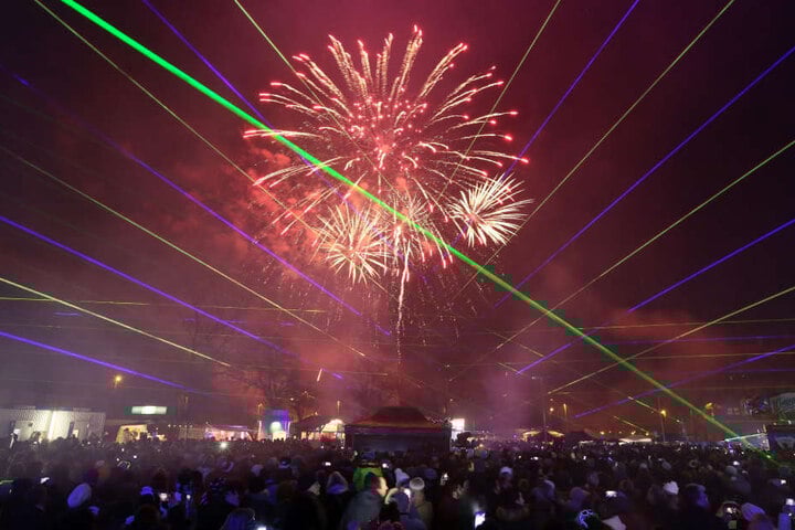 In Zwickau feierten etwa 4500 Besucher bei der "Nacht der Nächte" am Alten Gasometer ins Jahr 2017.
