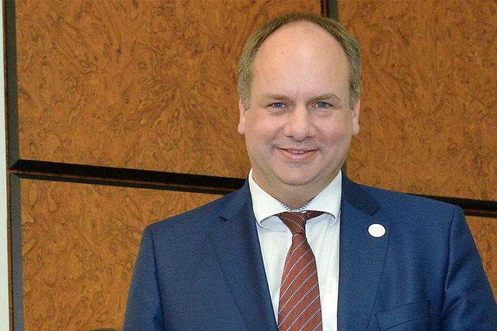 Oberbürgermeister Dirk Hilbert (47, FDP) steht für die Eröffnung des Ratskellers bereit.