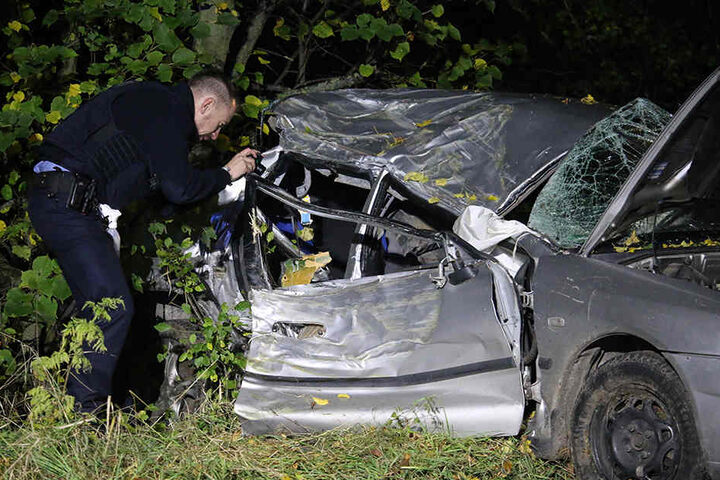 Das Fahrzeug wurde bei dem Unfall schwer beschädigt.