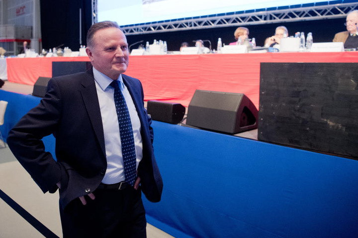Der als gemäßigt geltende Vorsitzender der AfD-Fraktion im Berlin Abgeordnetenhaus, Georg Pazderski, scheiterte mit seiner Kandidatur und zog sie letztlich zu Gunsten von Gauland zurück.