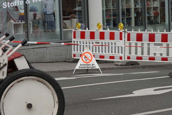 Ein Warnschild weist auf die Arbeiten an der Gasleitung hin. Dabei wurde diese jedoch beschädigt.