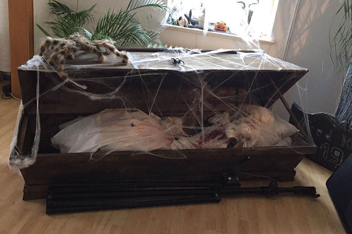 Im Wohnzimmer steht ein schauriger Sarg.