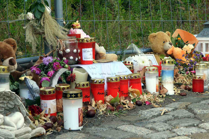 Am Unglücksort haben Freunde, Bekannte und Anwohner zahlreiche Kerzen, Blumen und Kuscheltiere abgelegt.