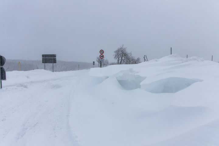 Schneeverwehungen blockieren mittlerweile zahlreiche Straßen.