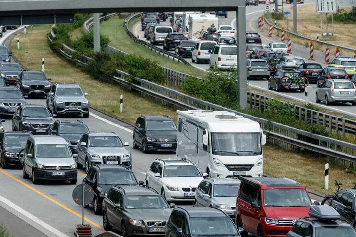 Auch südlich des Elbtunnels kann es zu Staus kommen. (Symbolbild)
