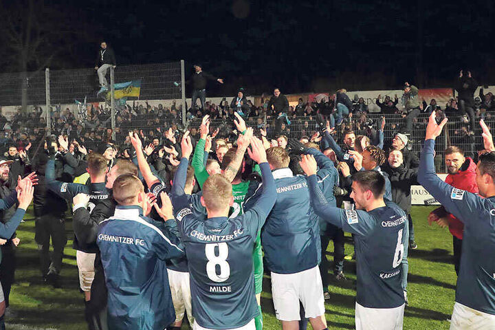 Die Spieler feiern nach dem hart erkämpften Sieg in Nordhausen mit den mitgereisten Fans den direkten Wiederaufstieg.