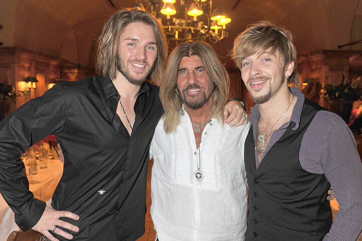 Die Musiker-Brüder Gil (l) und Tal (r) Ofarim mit ihrem Vater, dem israelischen Sänger und Gitarristen Abi Ofarim.
