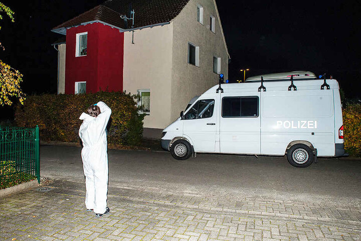 Die Spurensicherung aus Bielefeld durchsuchte die Privatwohnung des Paares.
