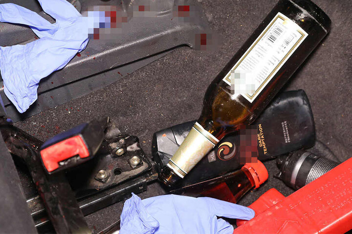 Im Inneren des Autos wurde unter anderem diese Bierflasche gefunden.