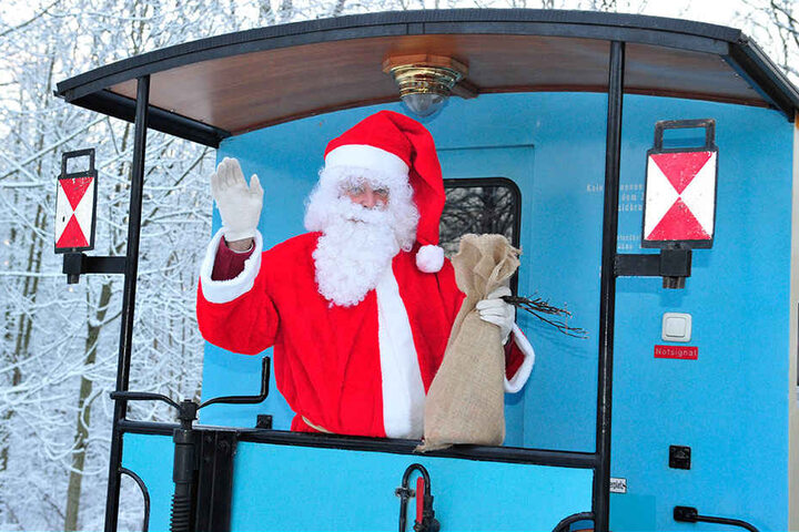 Der Weihnachtsmann fährt mit der Parkbahn mit und hat für die kleinen Besucher auch Überraschungen dabei.
