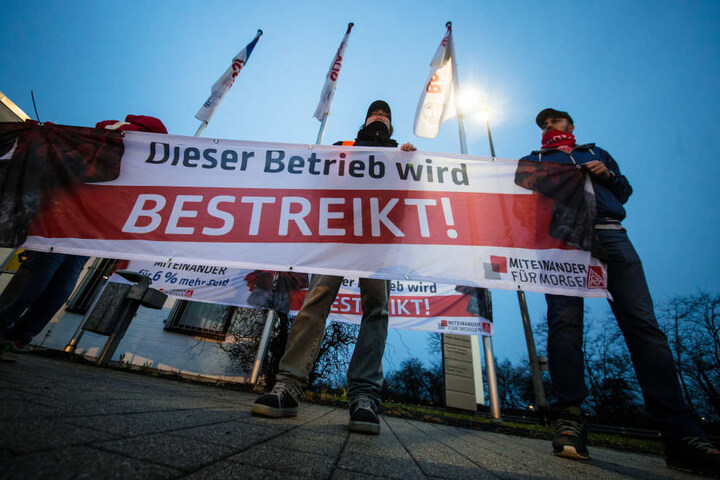 "Dieser Betrieb wird bestreikt". Mitarbeiter von Bosch bei Waiblingen gehen auf die Straße.